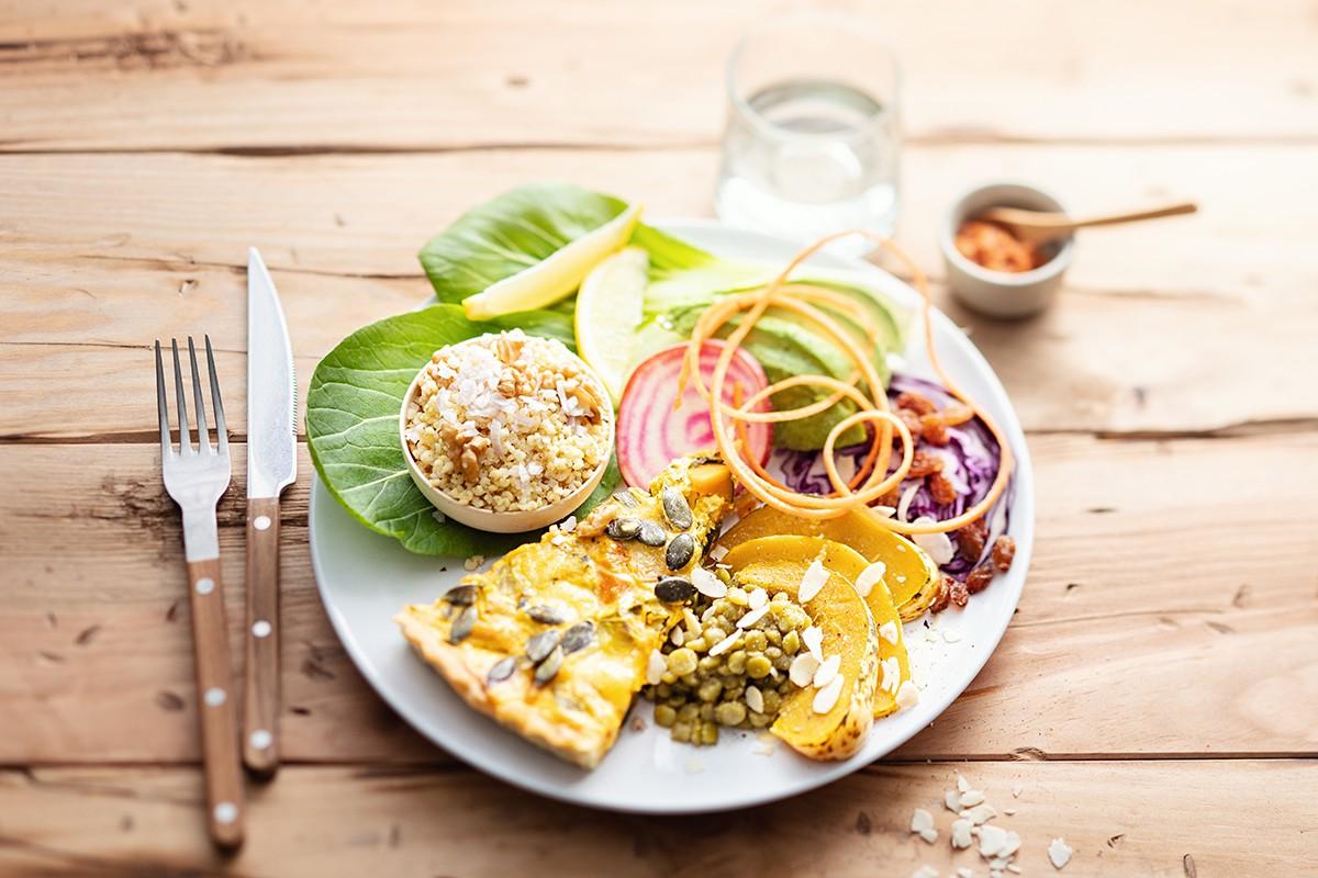 Assiette d’hiver composée de légumes, céréales et légumineuses