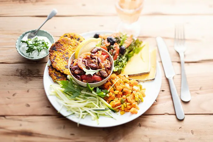 Assiette composée de galettes, légumes et crudités