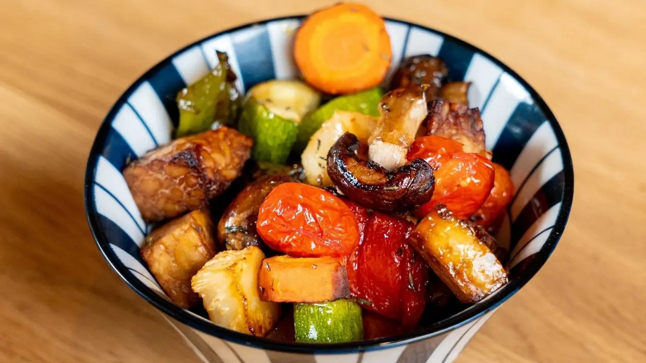 Bol de légumes rôtis colorés