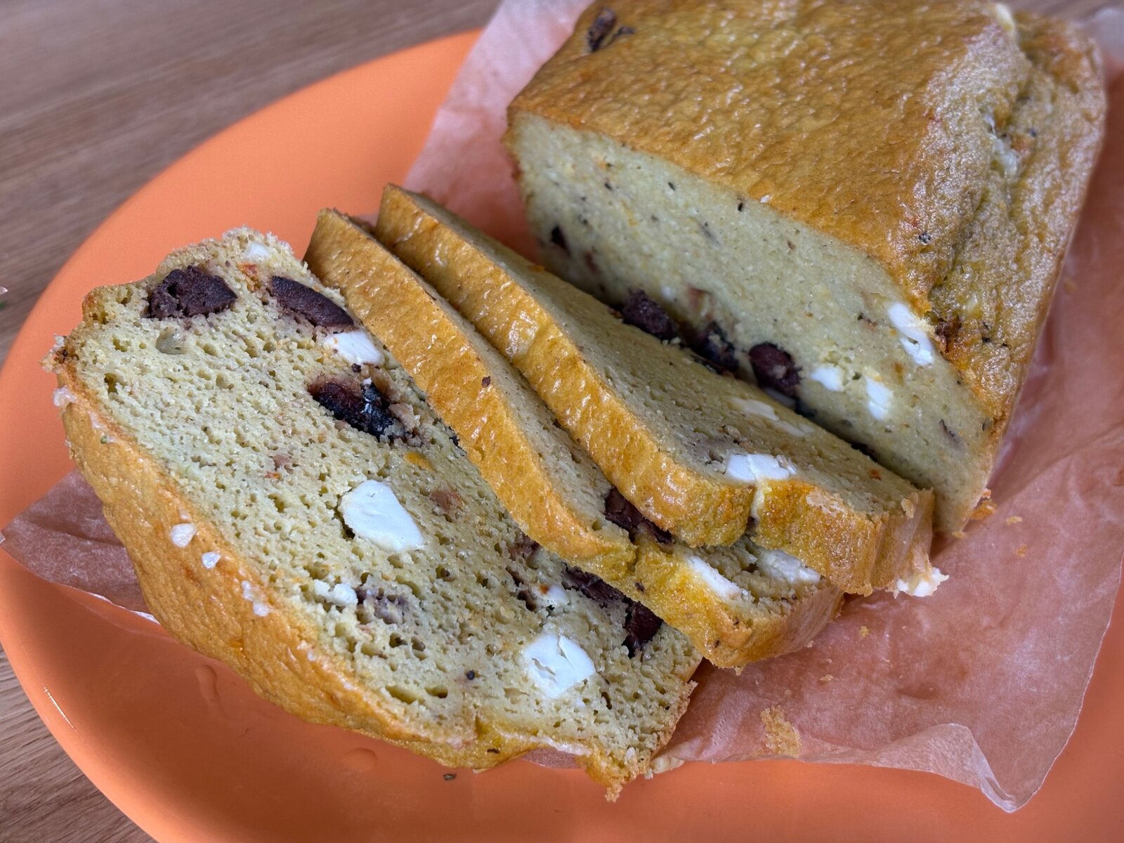 Tranches de cake salé aux légumineuses sur une assiette orange