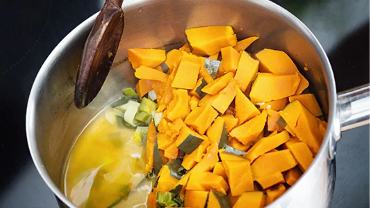 Morceaux de courge ajoutés dans une casserole de légumes