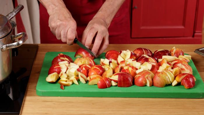 Découpe de pommes sur une planche verte