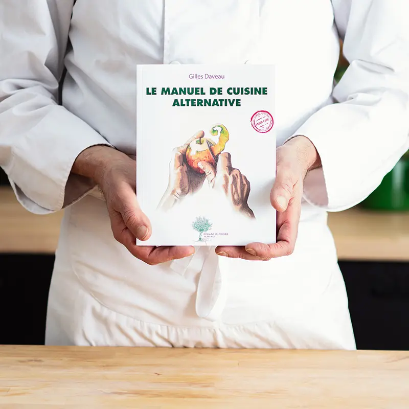 Gilles Daveau présente le Manuel de cuisine alternative entre ses mains