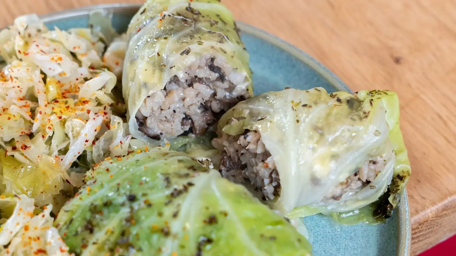 Feuilles de chou farcies servies avec des légumes