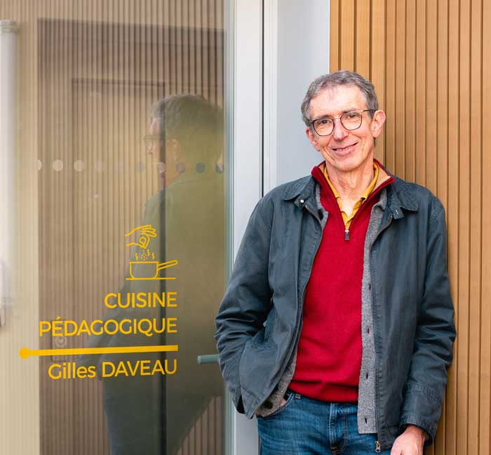Gilles Daveau devant la cuisine pédagogique de Bègles