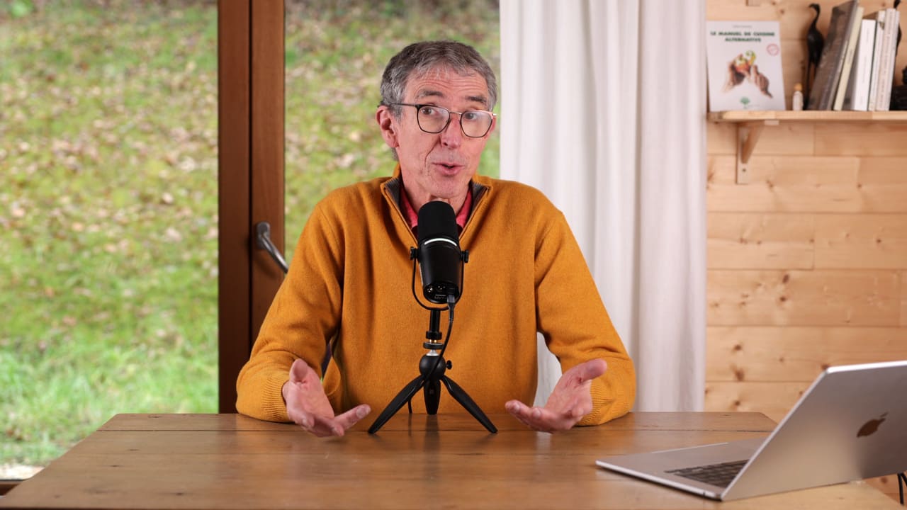 Gilles Daveau transmet sa méthode devant un microphone et un ordinateur