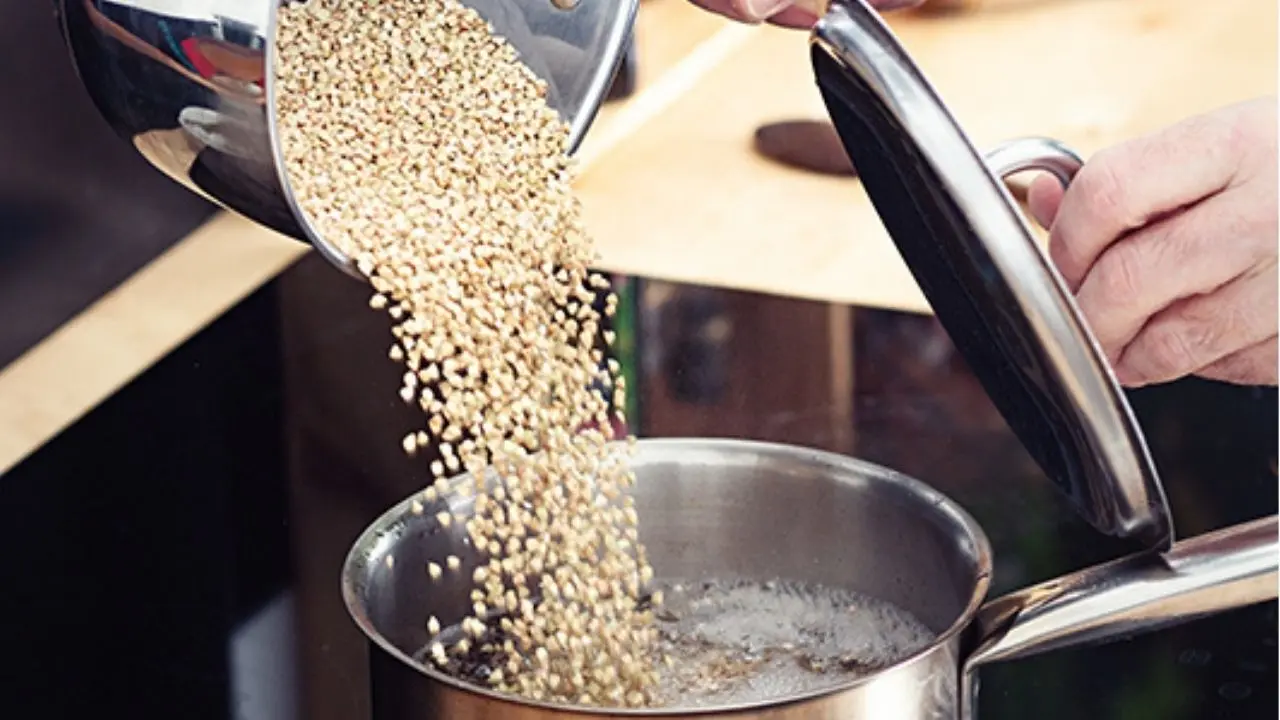 Grains de céréales versés dans une casserole