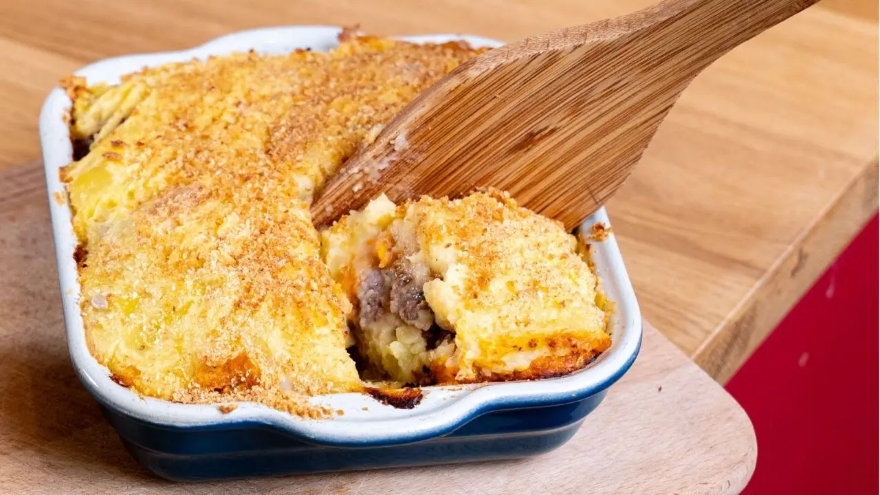 Portion de gratin servie à la spatule
