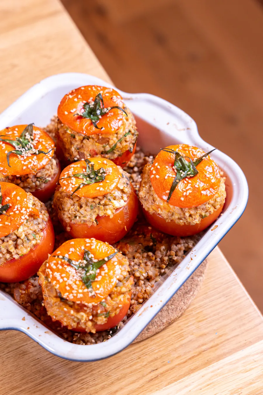 Tomates farcies au sarrasin dans un plat familial