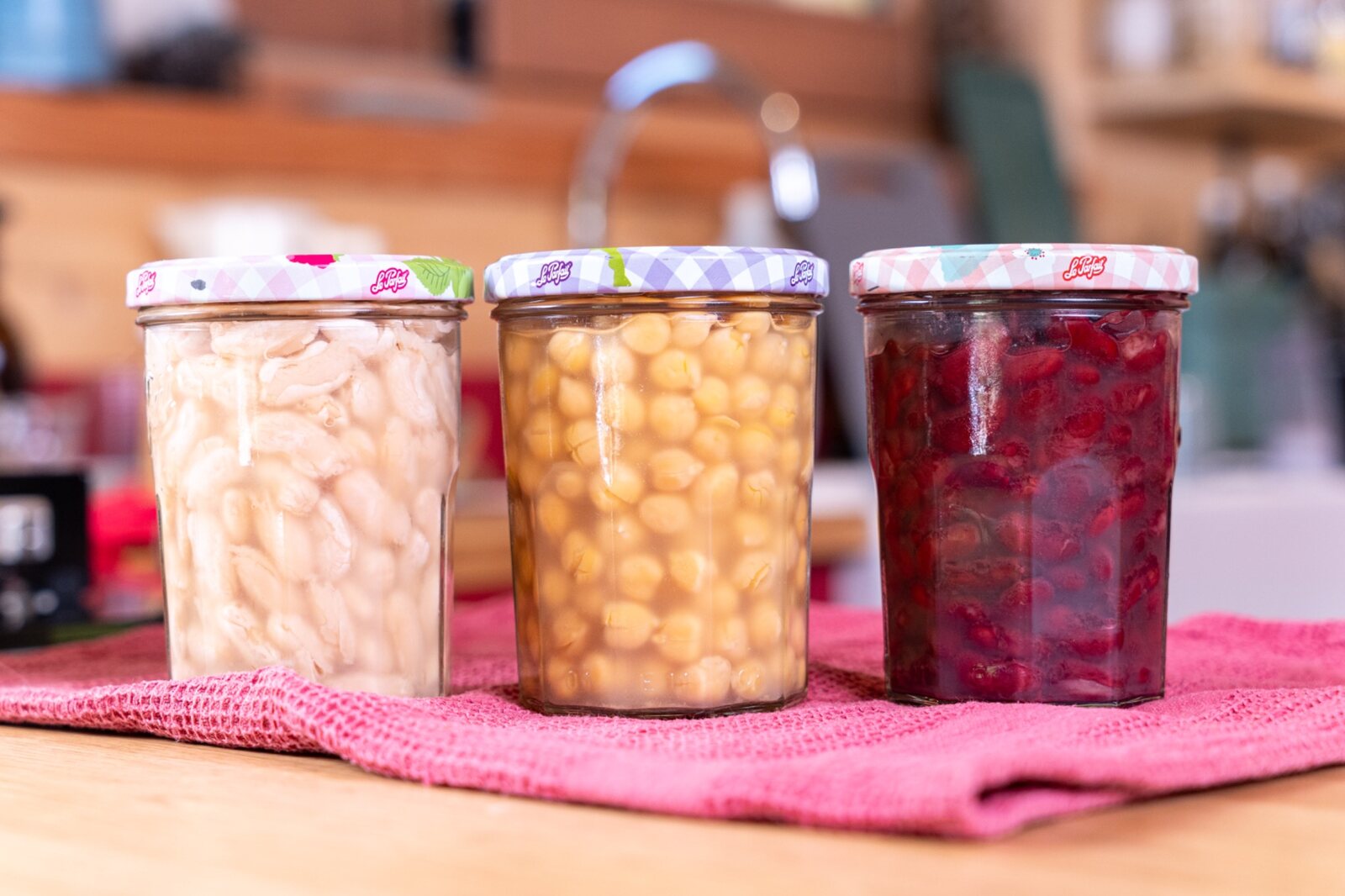 Trois bocaux de légumineuses prêtes à cuisiner