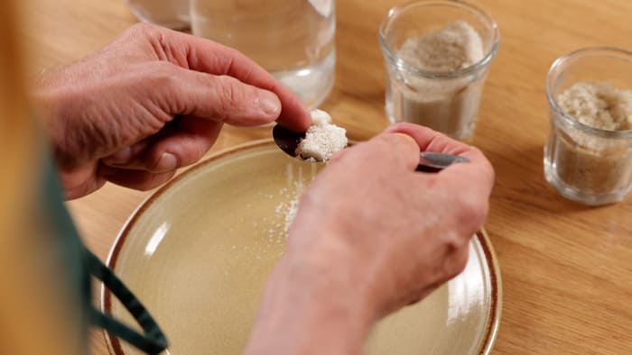 Mesure d’un ingrédient en poudre avec une cuillère