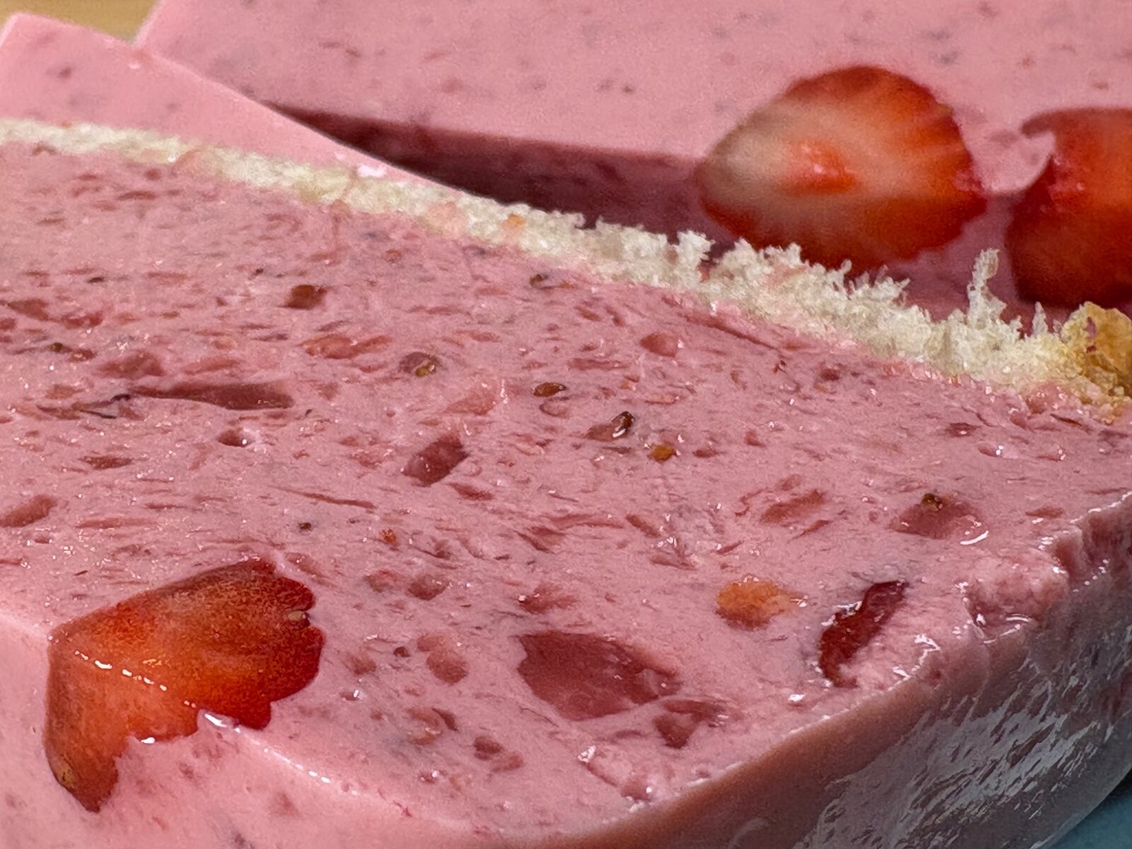Mousse rose aux fruits de saison décorée d’une fraise