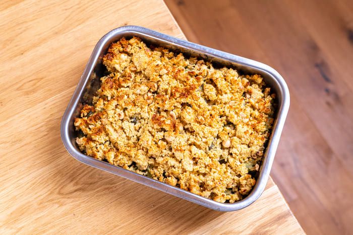 Préparation émiettée et dorée cuite dans un moule rectangulaire