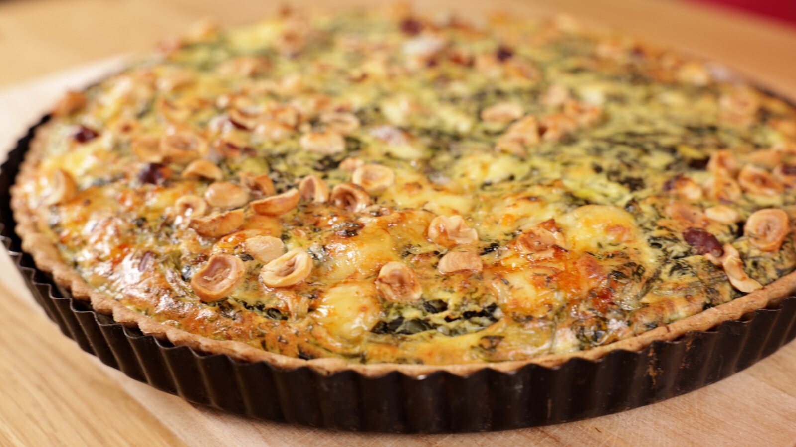Quiche végétarienne dorée prête à être partagée