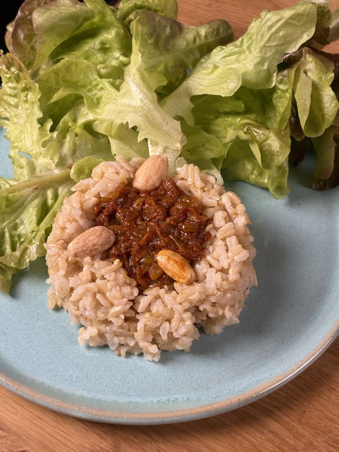 Couronne de riz garnie de sauce brune et d’amandes