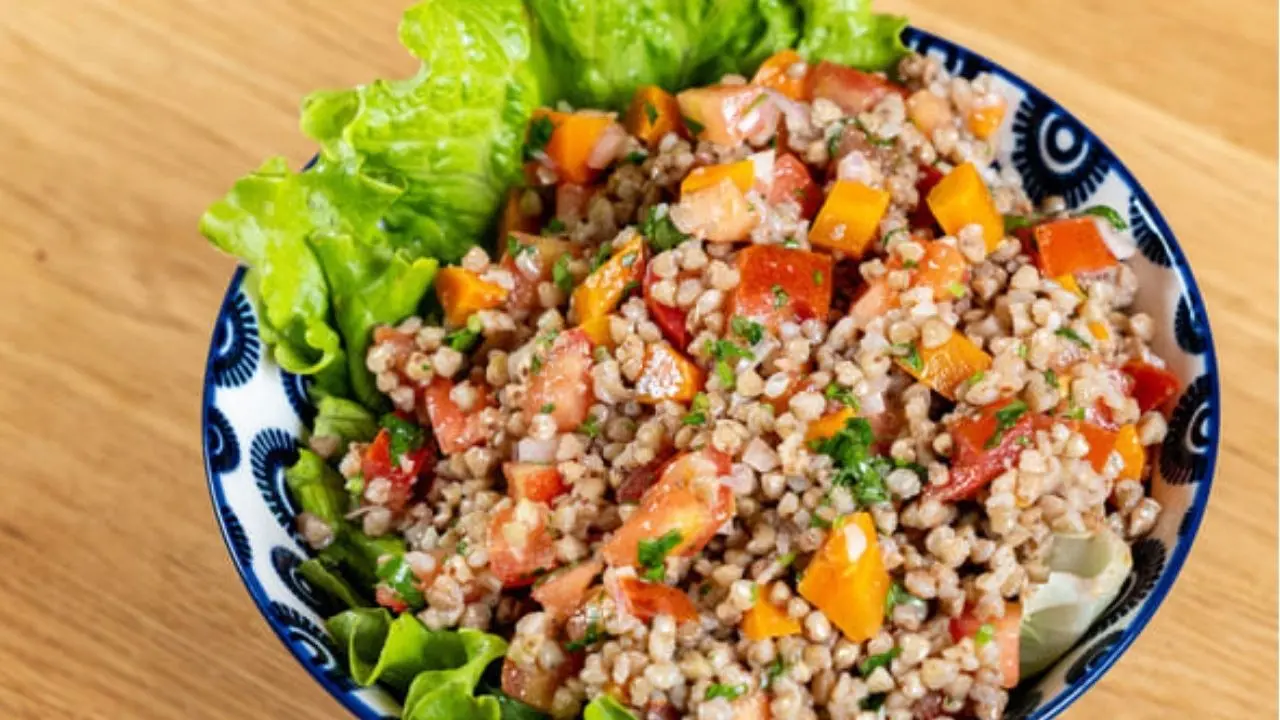 Salade de céréales aux légumes colorés
