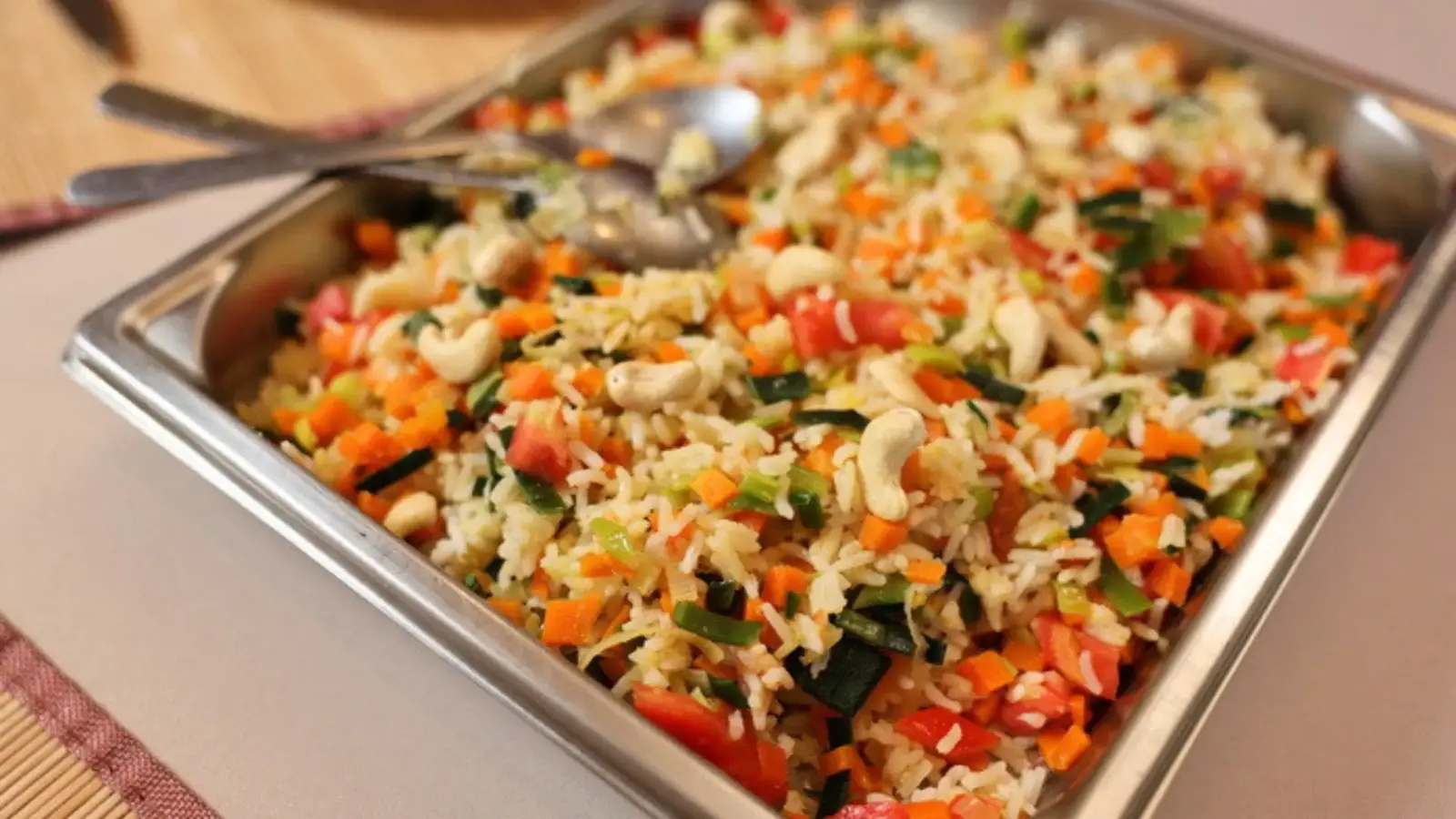 Salade indienne de légumes et de légumineuses