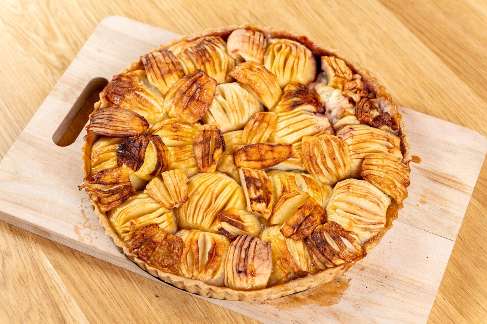 Tarte aux pommes dorée présentée entière