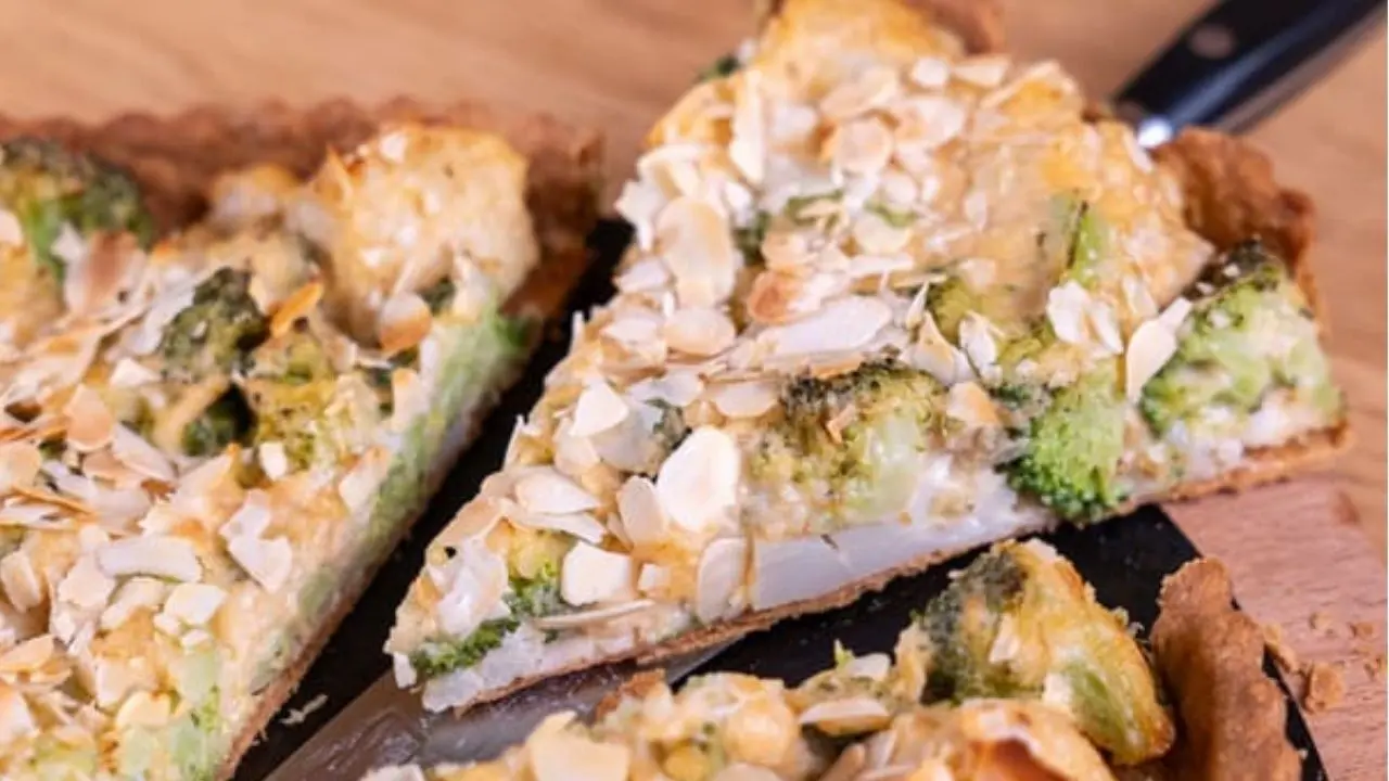 Tarte aux légumes garnie d’amandes effilées