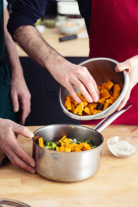 Gilles Daveau transmet un geste de cuisine lors d'une formation