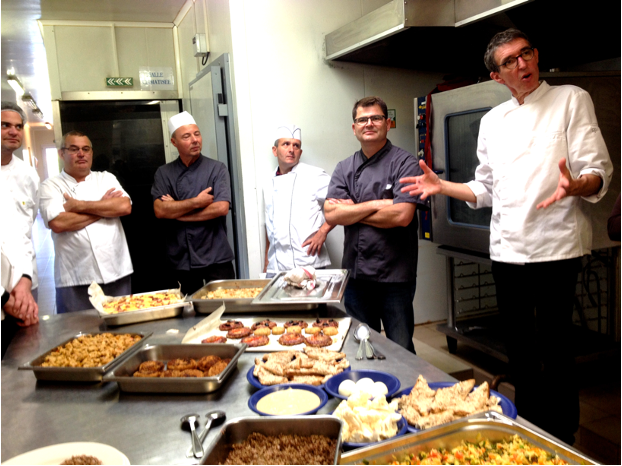 Gilles Daveau en formation avec des cuisiniers en cuisine professionnelle