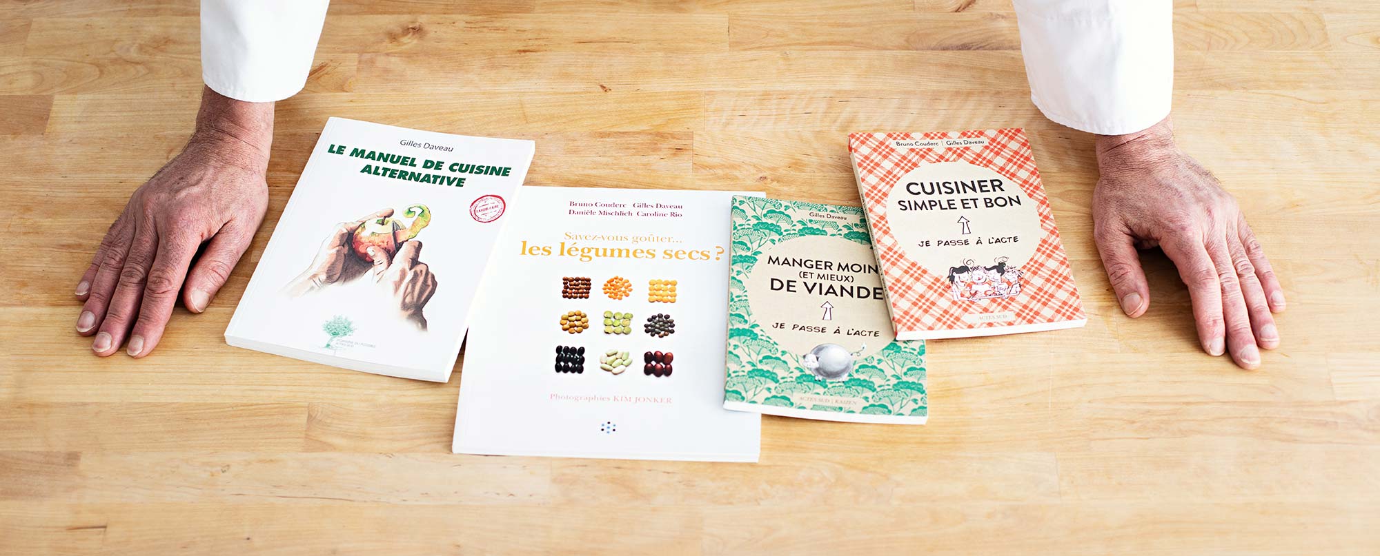 Les livres de Gilles Daveau disposés sur une table