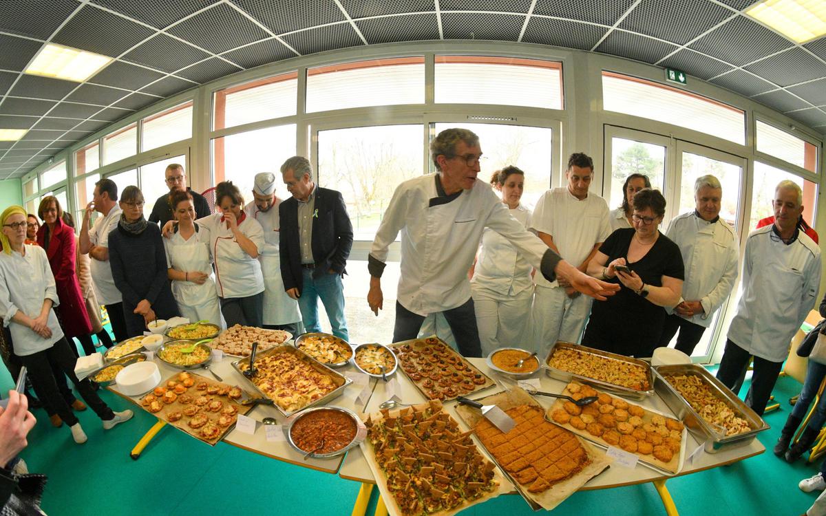 Groupe de professionnels autour d'un buffet à la fin d'une formation avec Gilles Daveau