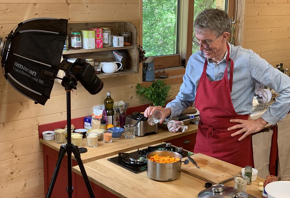Gilles Daveau filme sa formation en ligne dans sa cuisine