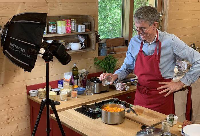 Gilles Daveau filme les leçons de cuisine alternative pour sa formation en ligne