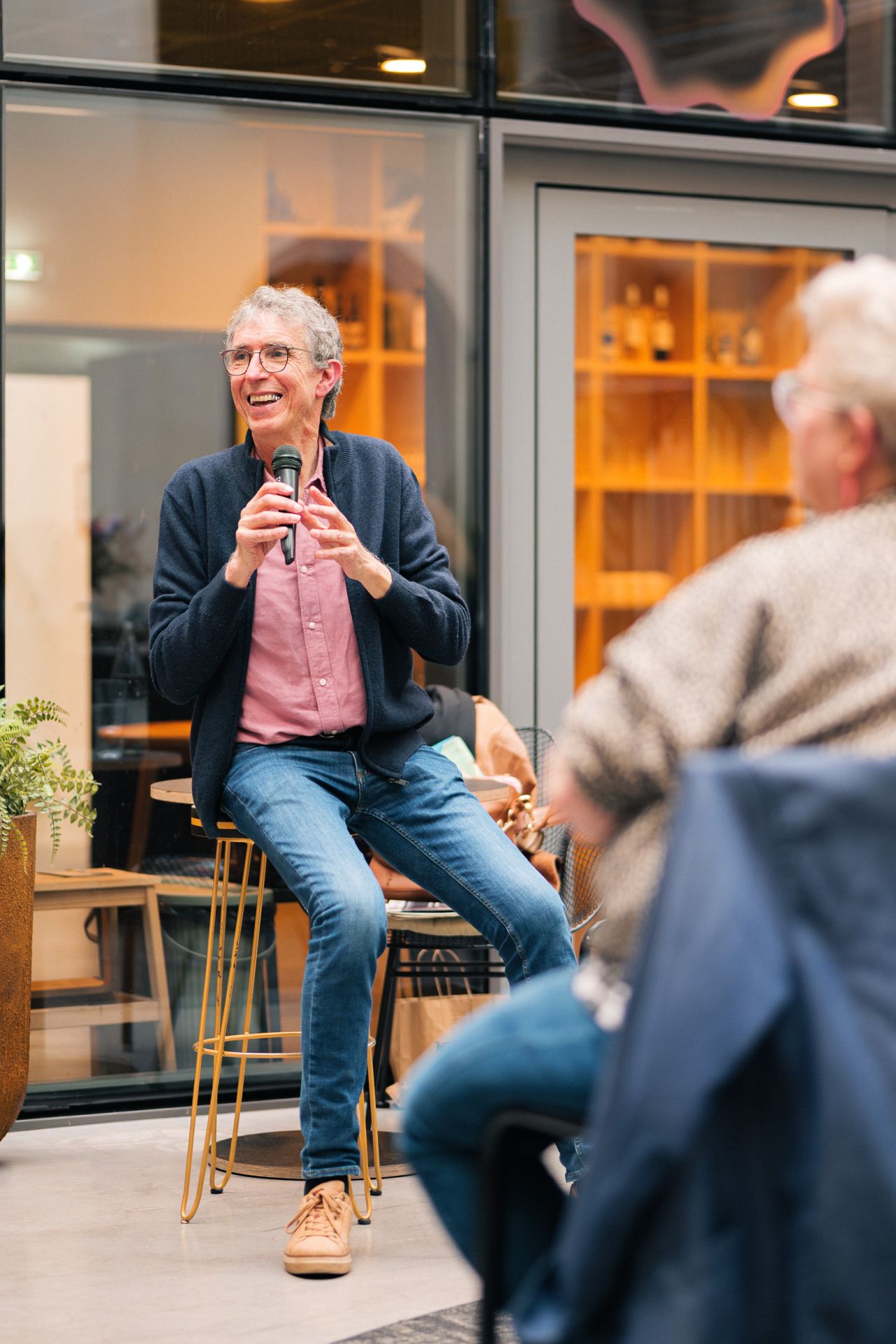 Gilles Daveau au micro, en interview